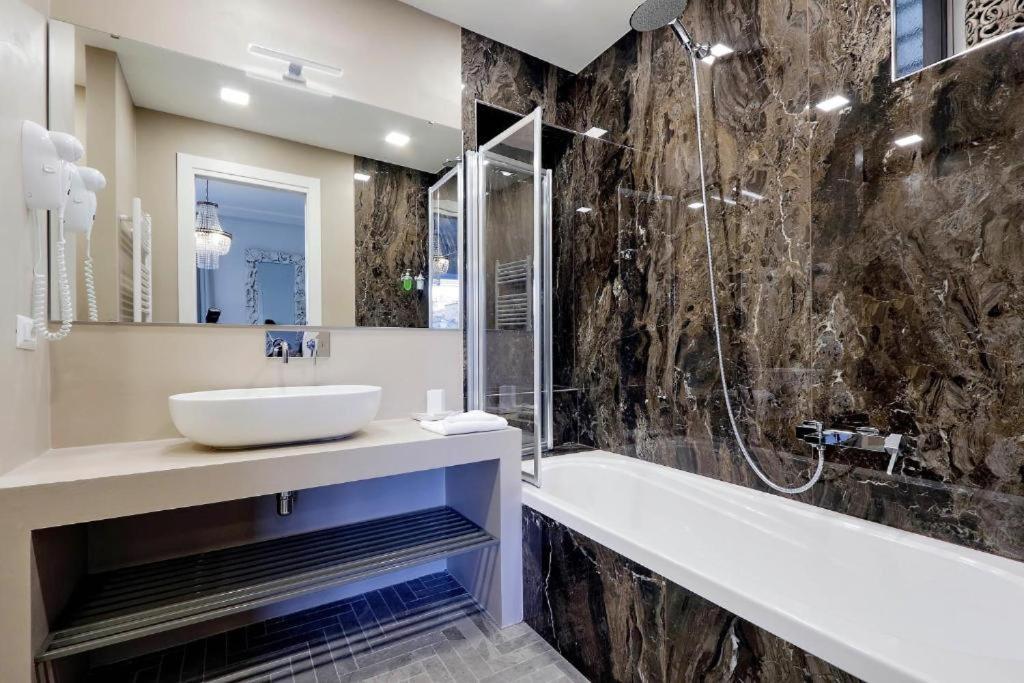 Boutique Suites Della Croce โรม ภายนอก รูปภาพ