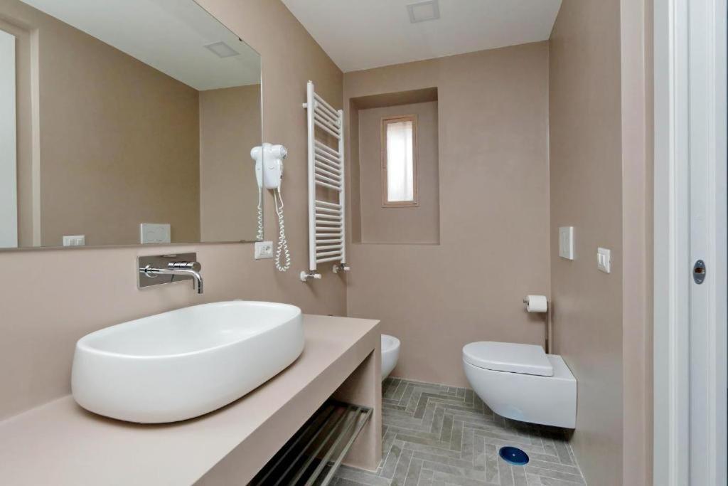 Boutique Suites Della Croce โรม ภายนอก รูปภาพ
